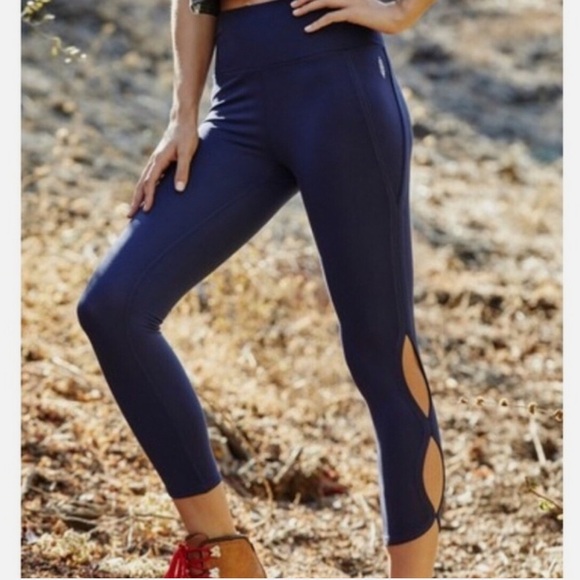Free People Movement Infinity Cut Out Mid Rise Cropped Leggings Navy Sz XS - Picture 1 of 16